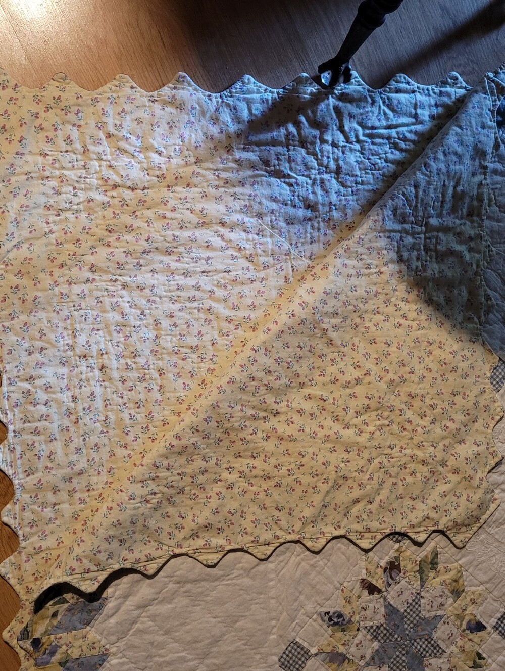 Vintage Handmade Quilt - Picture 6 of 13